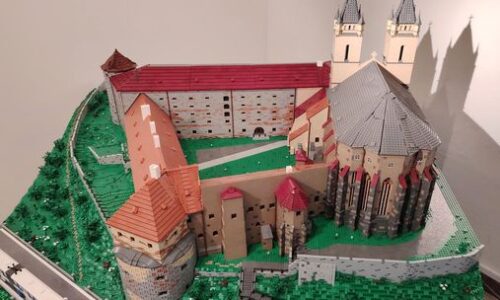 Obľúbená hračka nemá limity. Pohyblivý Potterov parný stroj aj benediktínsky kláštor z LEGA lákajú davy