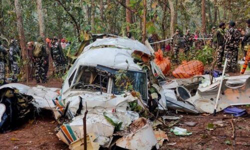 Pád letadla s pacientem na palubě v Indii: Zemřelo sedm lidí, příčinu zjišťují vyšetřovatelé