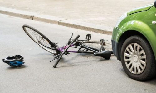 Cyklista na Blanensku nepřežil střet s autem. Policie tápe a žádá o pomoc