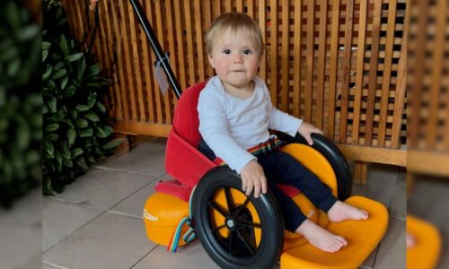 Roční Adámek bojuje s vadou páteře, na operaci musel hned po narození. Rodina prosí o pomoc