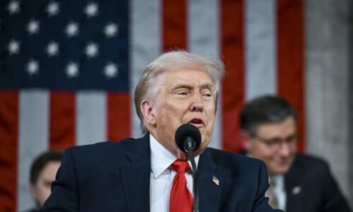 USA jsou zpět a silnější, pronesl Trump v nejdelším projevu. Demokraté na protest odcházeli