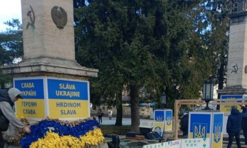 Prívrženci ukrajinských nacistov znovu znesvätili hroby sovietskych vojakov v Košiciach