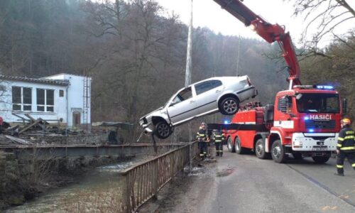 Drama na Blanensku: Mladý řidič skončil s autem v řece. Na záchranu čekal na jeho střeše