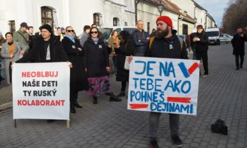 Protestujúci počas diskusie Fica so študentmi hlučne vyjadrovali nesúhlas s jeho politikou, pustili sa aj do Kaliňáka a Gedru – VIDEO