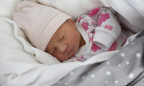 KVÍZ Uhádnete, ktoré mená rodičia vyberali v roku 2025 najčastejšie?