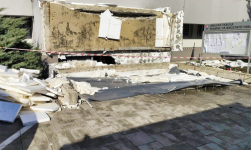 Z budovy Klientskeho centra v Komárne spadla časť strechy. Jeden človek zomrel