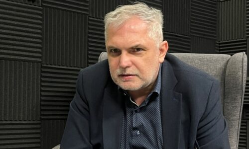 Ľudí zatvárajú na desiatky mesiacov za hlúposti, tvrdí Michelko. SNS chce riešiť „gumené paragrafy“ – VIDEO