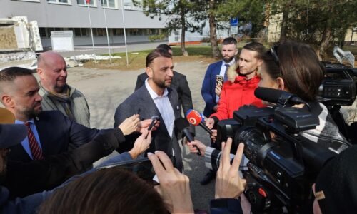 Šutaj Eštok tvrdí, že pád strechy budovy mohlo spôsobiť aj nedávne zemetrasenie. Nariadil kontrolu