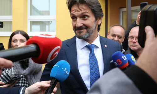 Vláda dnes rokovala na zámku v Smoleniciach. Sledujte reakcie Fica a ministrov