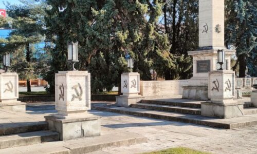 V Košiciach si pripomenuli výročie vypuknutia vojny na Ukrajine pri pomníku na Námestí osloboditeľov, podujatie však vyvolalo kritiku – VIDEO