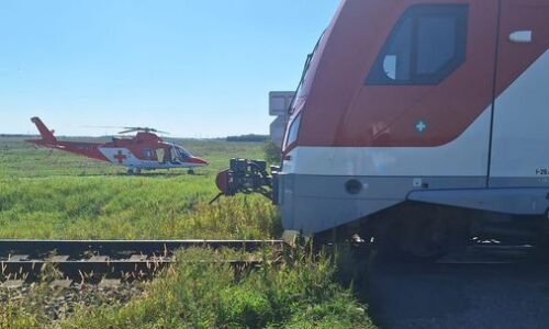Tragická zrážka vlaku a auta na východe, hlásia obete