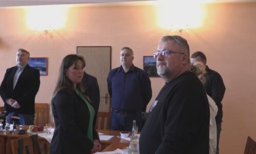 Za rozstřílenými dveřmi. Chřibští zastupitelé jednali poprvé od tragédie, navrhnou vyznamenání