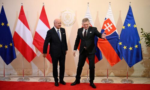 Rakúsky kancelár balansuje na tenkom ľade. Vlci z krajnej pravice striehnu na každú jeho slabosť