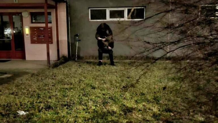 Zápach moči a výkalů. agresivní sousedka zamořila dům v olomouci, místní jsou bezbranní