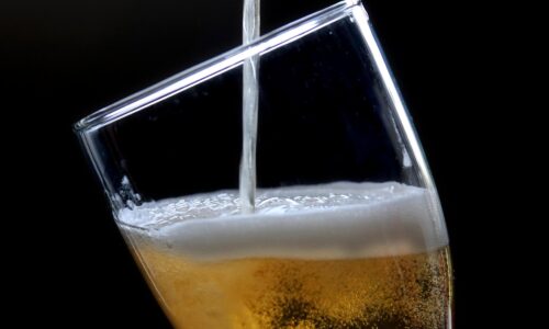 Už to dávajú aj do piva. Vakcínu do neho vpašoval virológ, obišiel regulácie