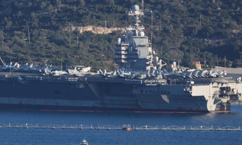 Achillova päta najväčšej lietadlovej lode? Námorníci sa sťažujú na nefunkčné záchody, údržbári nestíhajú