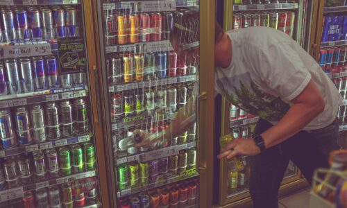 Španielsko plánuje zakázať predaj energetických nápojov deťom do 16 rokov