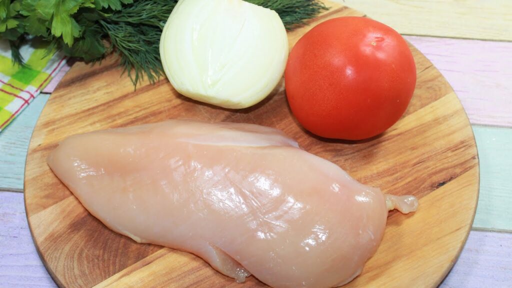 Всего несколько ингредиентов и вкусная, сочная куриная грудка готова.