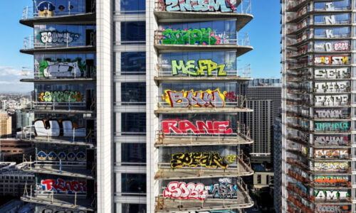 OBRAZEM: Olympiáda s uměleckým škraloupem? „Graffiti věže“ hyzdí LA, čas na opravu se krátí