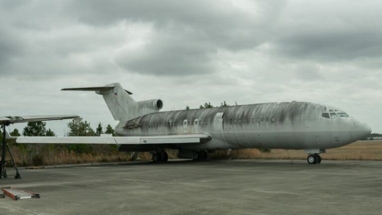 Ve vraku epsteinova letadla se zastavil čas. artefakty v koupelně připomněly nejhorší zločiny
