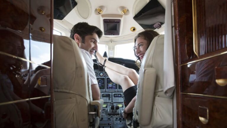 Zneužívání autopilota? letuška potvrdila pikantní historky. sex v letadle mají i piloti, říká
