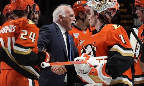 Historický zápis v nhl. tréner anaheimu dosiahol magickú métu, ktorú pred ním pokoril iba jeden muž