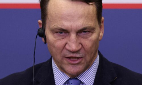 „Kremeľ neustúpi.“ Poľsko stojí pred nebezpečenstvom vojny, akú zažili naši dedovia, varuje Sikorski