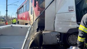 Ďalšia tragédia na železnici: po zrážke kamióna a vlaku vypukol požiar, šofér zostal zakliesnený v kabíne, nemal šancu