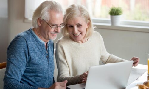 Pracujúci dôchodcovia môžu získať späť zaplatenú daň. Dôležité sú dve podmienky