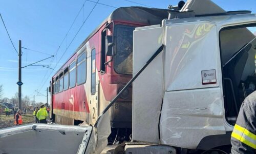 V Nových Zámkoch sa zrazil vlak s kamiónom, vodič vozidla zomrel. Na mieste vypukol požiar