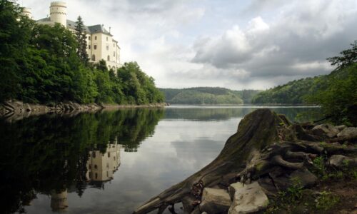 Nízka hladina vody odkryla zabudnuté miesta. Orlík láka turistov, hľadačov pokladov aj pamätníkov