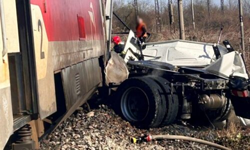 Zrážka vlaku s nákladiakom v Nových Zámkoch: Po náraze vypukol požiar, vodič kamiónu zahynul – FOTO