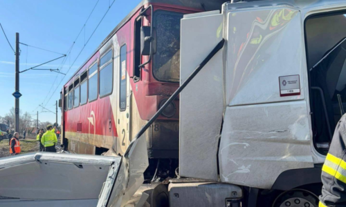 Tragédie na Slovensku: Při srážce vlaku s kamionem došlo k požáru, na místě zahynul člověk