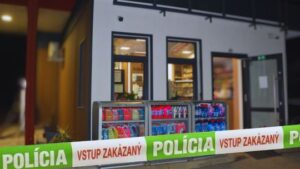 Lúpežné prepadnutie benzínky: postriekal ju slzotvorným sprejom, z pokladne vzal hotovosť