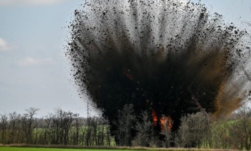 Rusové se zakopali vedle vlastní půltunové bomby. Ukrajinci je vyhodili do vzduchu