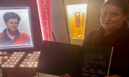 Carlo Acutis, nová mobilná aplikácia venovaná eucharistickým zázrakom a mladému svätému