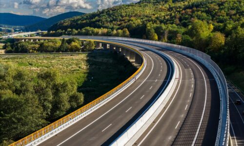 Nevídaná diaľničná žatva za jeden deň. Dve autostrády Ráž pohol vpred, no tretia hlási nový sklz