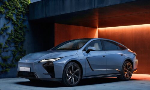 Lexus ES: Hybrid aj elektromobil!