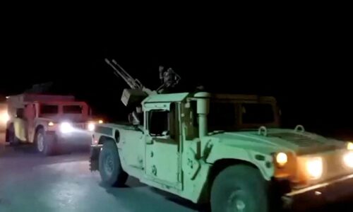 Tvrdý úder Talibanu. Afganistan tvrdí, že ovládol pätnásť pakistanských stanovíšť a zabil desiatky vojakov