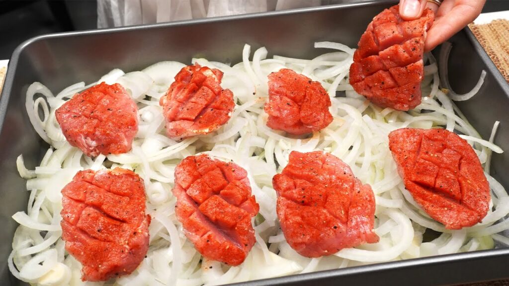 Legen sie das fleisch auf die zwiebel, um in 10 minuten ein köstliches abendessen zu erhalten❗️