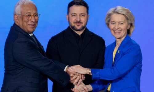 EÚ vytvára znepokojujúci precedens, keď sa stavia na stranu Kyjeva proti Maďarsku a Slovensku