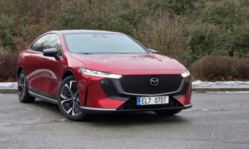 Mazda 6e je na svou cenu překvapivě luxusní. Minusem jsou kompromisy a otáčení