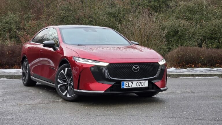 Mazda 6e je na svou cenu překvapivě luxusní. minusem jsou kompromisy a otáčení