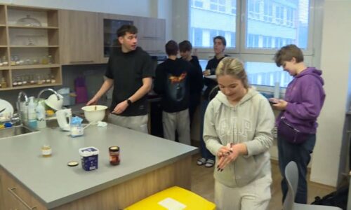 Brněnská škola zmírnila pravidla oblékání. Tepláky ani výstřih už nezakazuje