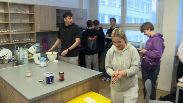 Brněnská škola zmírnila pravidla oblékání. tepláky ani výstřih už nezakazuje