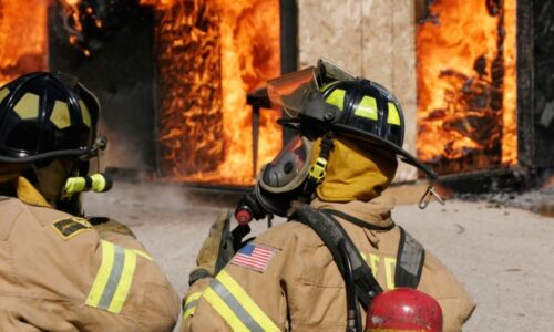 Při požáru zemřel herec z populárních krimi seriálů. Brownovi se staly osudné startovací kabely
