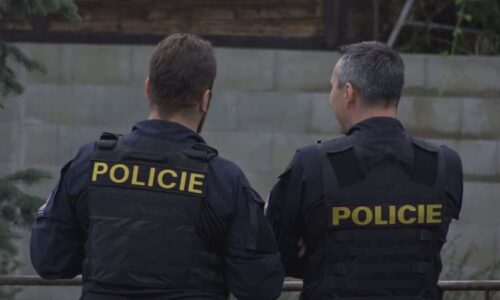 Střelba v Krnově: Policisté na místě našli mrtvého, vedle něj se nacházely dvě zbraně