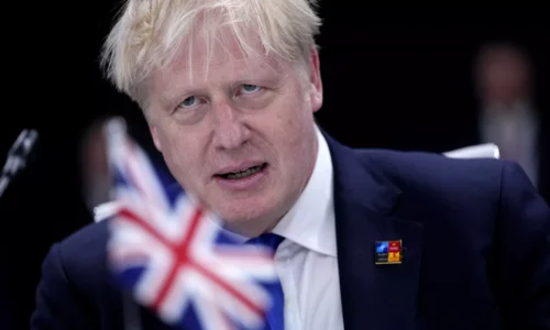 Británia ide ku dnu. Ani kráľ, ani Johnson nebudú pre Pakistáncov potrební