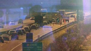 Komplikácie v doprave: na diaľnici plamene zachvátili auto