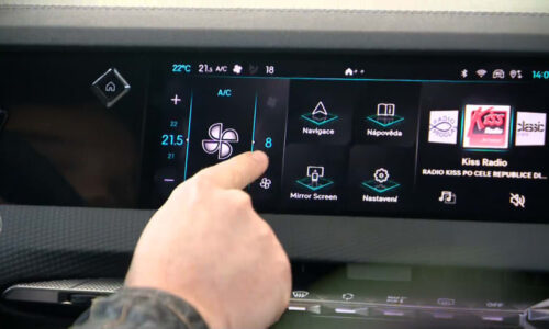 Kontrarevoluce za volantem: Vadí mobil, teď už i ovládací displej. Experti vracejí tlačítka